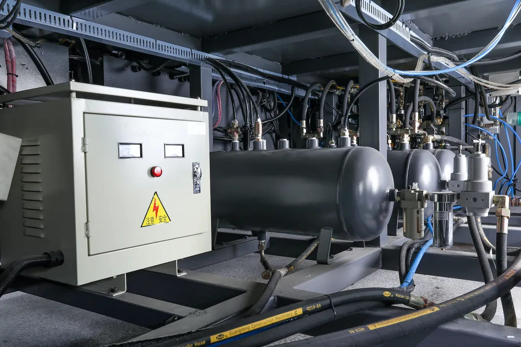 High Speed 6 Cavities Automatic Blow/Blowing Moulding/Molding Machine/Machinery with Servo Motors