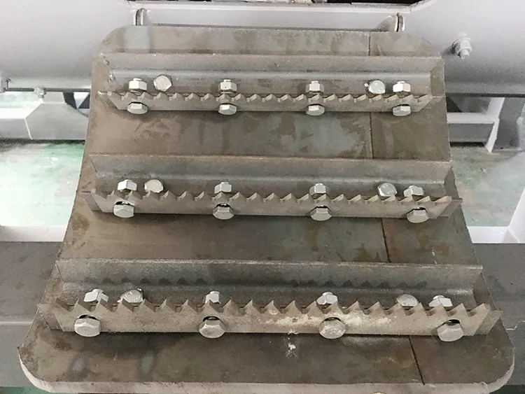 PET plastic bottle label removing / peeling / separating machine