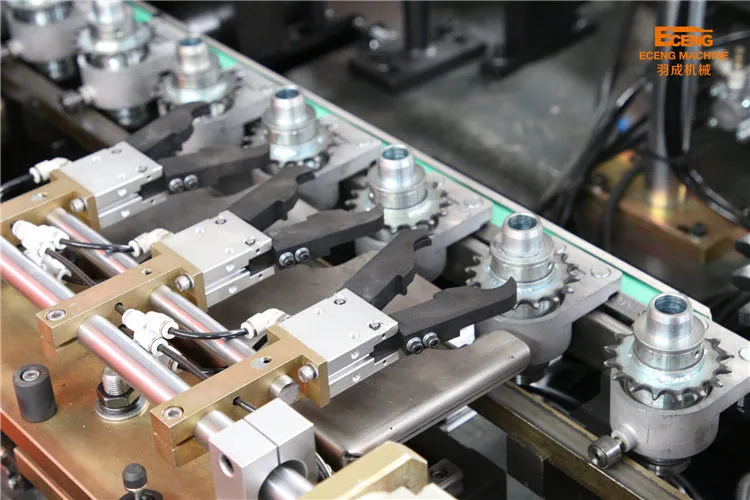 Q4500 Pet Bottle Blow Moulding Machine with High Degree of Automation